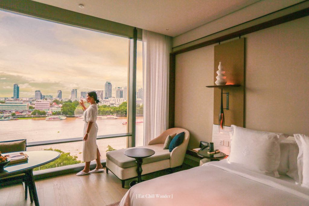 รีวิว] Four Seasons Hotel Bangkok (โฟร์ซีซั่นส์ กรุงเทพฯ) พักผ่อนริมแม่น้ำ ในบรรยากาศรีสอร์ทหรูระดับโลก | Eat Chill Wander